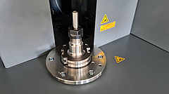 Measuring station with a clamped precision pipe